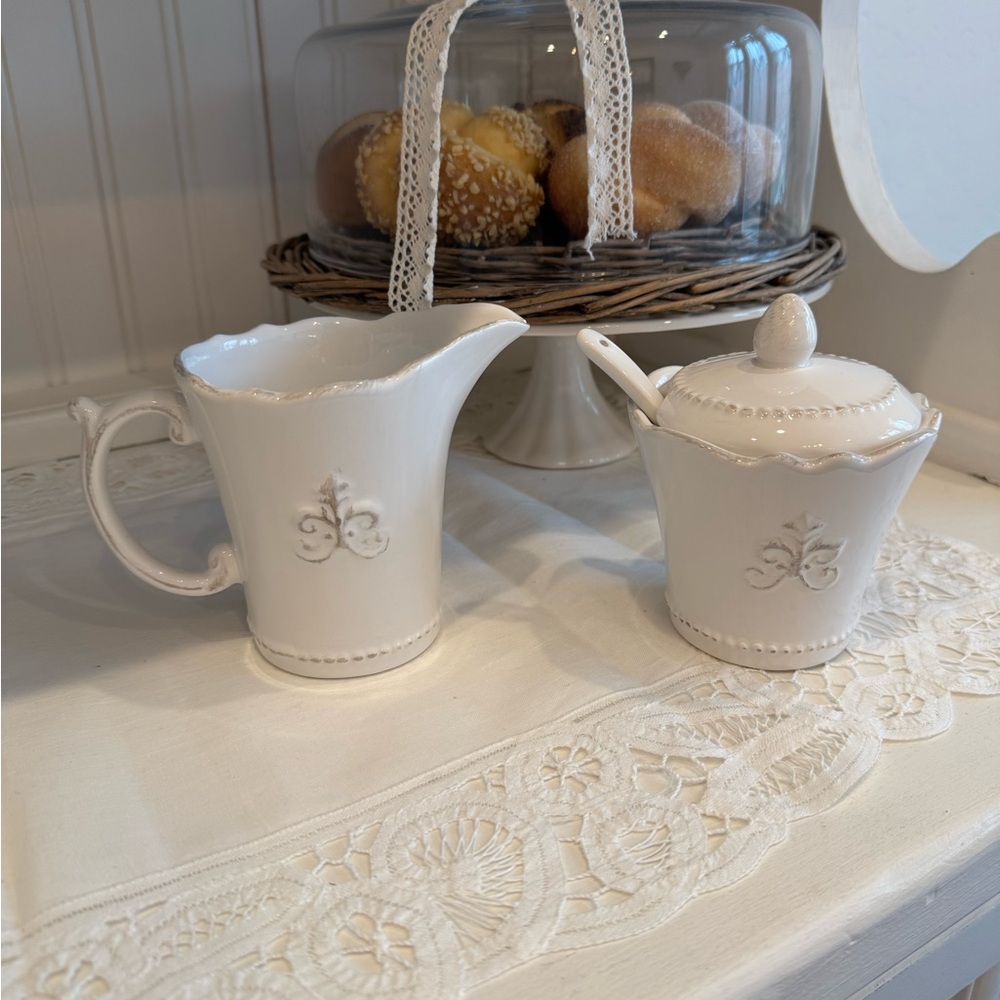 Anthropologie Fleur De Lys Creamer & Sugar Set – Rare Find – EUC